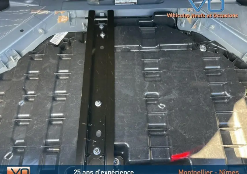 Gros plan sur la roue de secours sous le coffre d'une Renault Mégane IV Berline gris clair 2022.