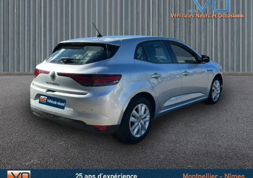 Vue 3/4 arrière droite d'une Renault Mégane IV gris clair, avec jantes 16 pouces et vitres teintées.