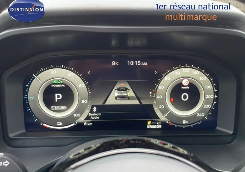 Tableau de bord numérique du Nissan Qashqai 2025 affichant la vitesse, la température et l'état du véhicule.