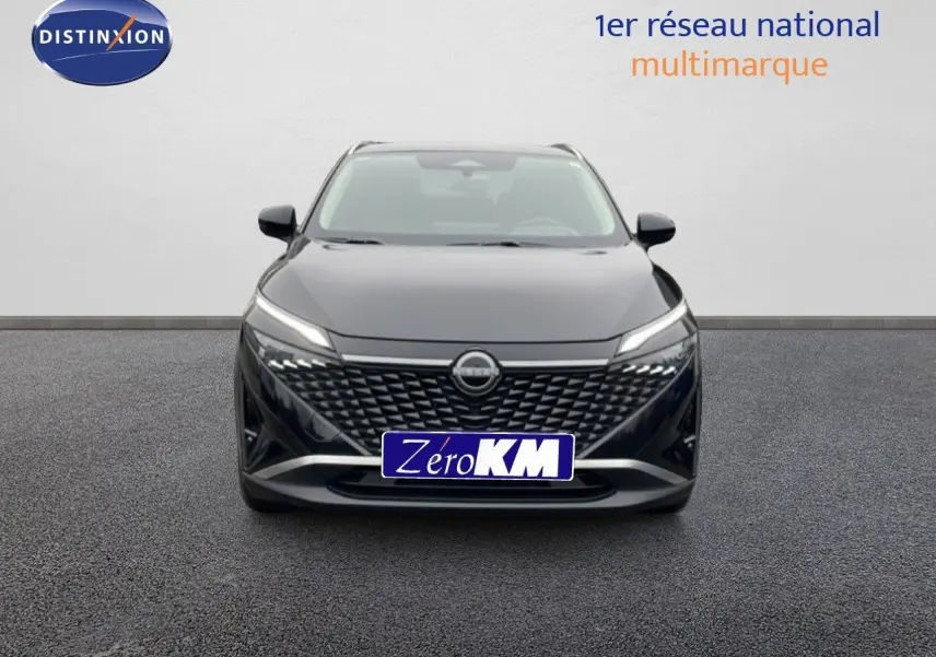 Vue de face du Nissan Qashqai 1.5 E-POWER noir perle métal avec calandre distinctive et phares LED fins.