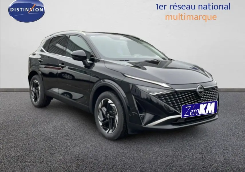 Nissan Qashqai 2025 noir perle métal en 3/4 avant droit, avec calandre distinctive et jantes stylées.
