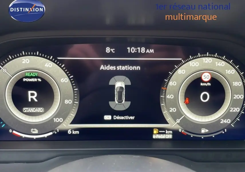 Tableau de bord numérique du Nissan Qashqai 2025, affichage des aides au stationnement et vitesse à 0 km/h.