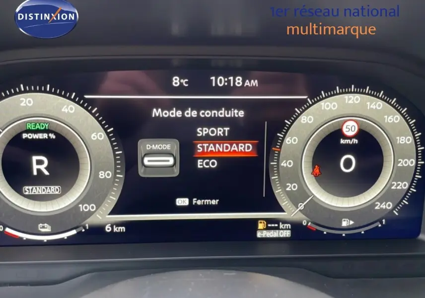 Tableau de bord numérique du Nissan Qashqai 2025 affichant le mode de conduite standard, vitesse à 0 km/h, et température extérieure 8°C.