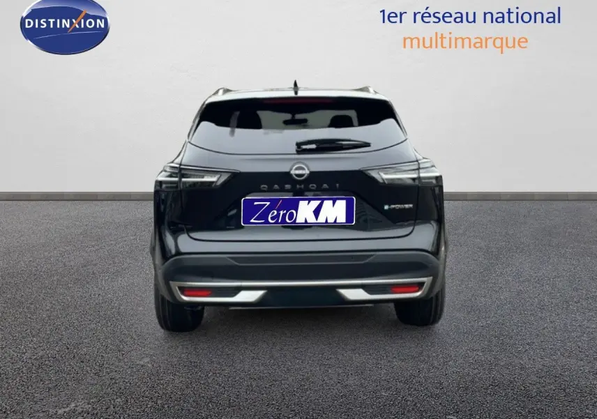 Vue arrière d'un Nissan Qashqai 1.5 E-POWER 205CH N-CONNECTA noir perle métal, avec feux LED et logo distinctif visible.