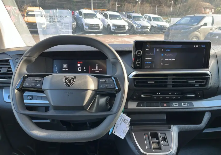 Vue intérieure frontale du Peugeot Traveller 2025 gris acier, avec volant multifonctions et écran tactile HD 10 pouces.