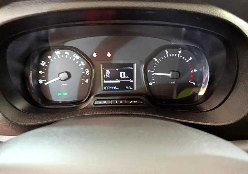 Vue rapprochée du tableau de bord du Peugeot Traveller 2018, affichant le compteur de vitesse et le compte-tours.