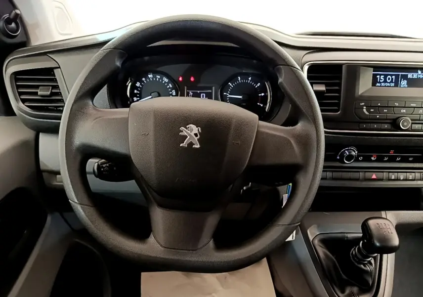 Vue intérieure centrée sur le volant Peugeot d’un Traveller 2018 avec tableau de bord et levier de vitesse manuel visible.