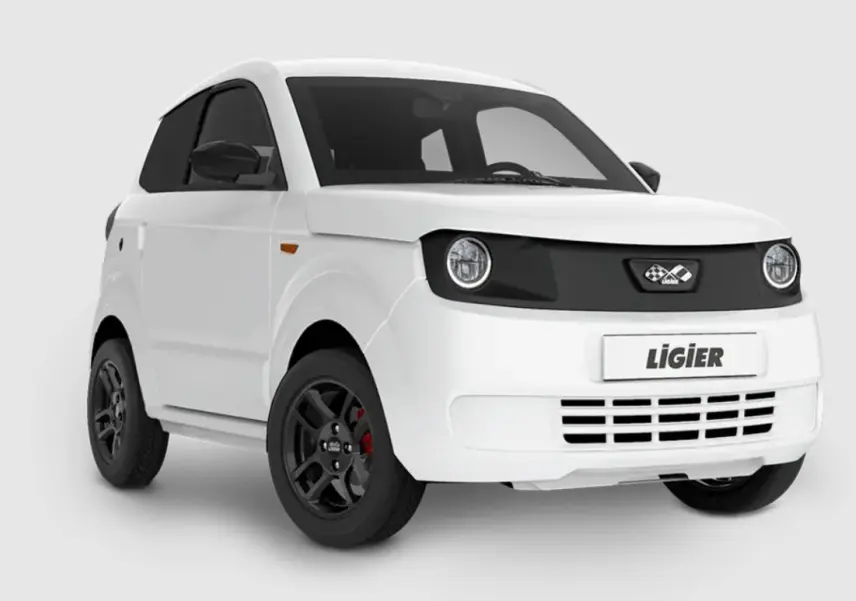 Vue 3/4 avant d'une Ligier Myli blanche 2026 avec jantes alu noires et calandre noire distinctive.