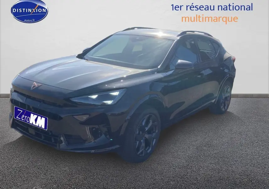 CUPRA Formentor noir midnight en 3/4 avant droit avec jantes alu 18 pouces et feux LED allumés.