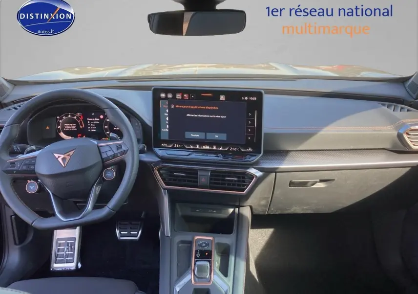 Intérieur du CUPRA Formentor 2025 vu de face, tableau de bord moderne avec écran tactile et volant sport cuir noir.