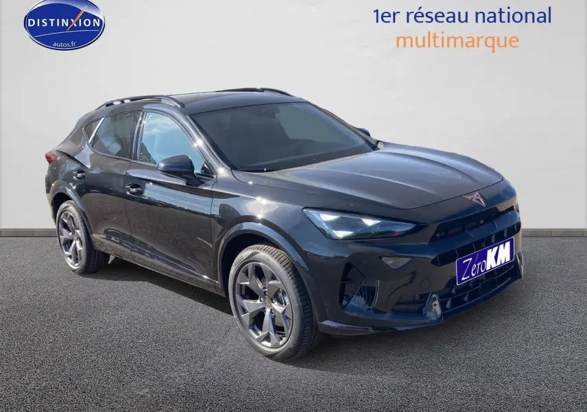 CUPRA Formentor noir midnight en 3/4 avant droit, avec jantes alu et feux LED allumés sur fond neutre.