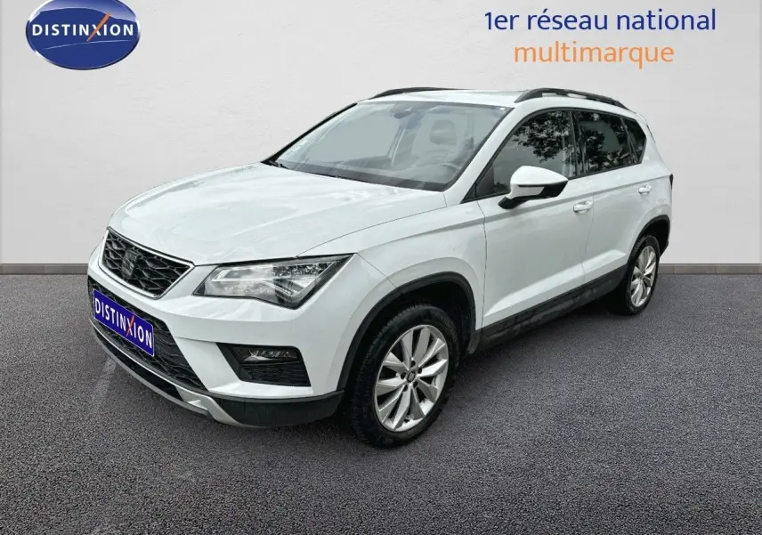 SUV SEAT Ateca blanc Nevada vu en 3/4 avant droit, avec jantes alliage et calandre noire distinctive.