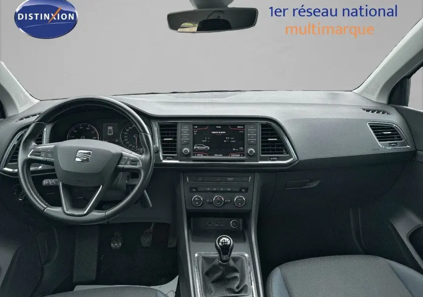 Vue intérieure avant du SEAT Ateca 2018, tableau de bord noir avec écran central et levier de vitesse manuel.