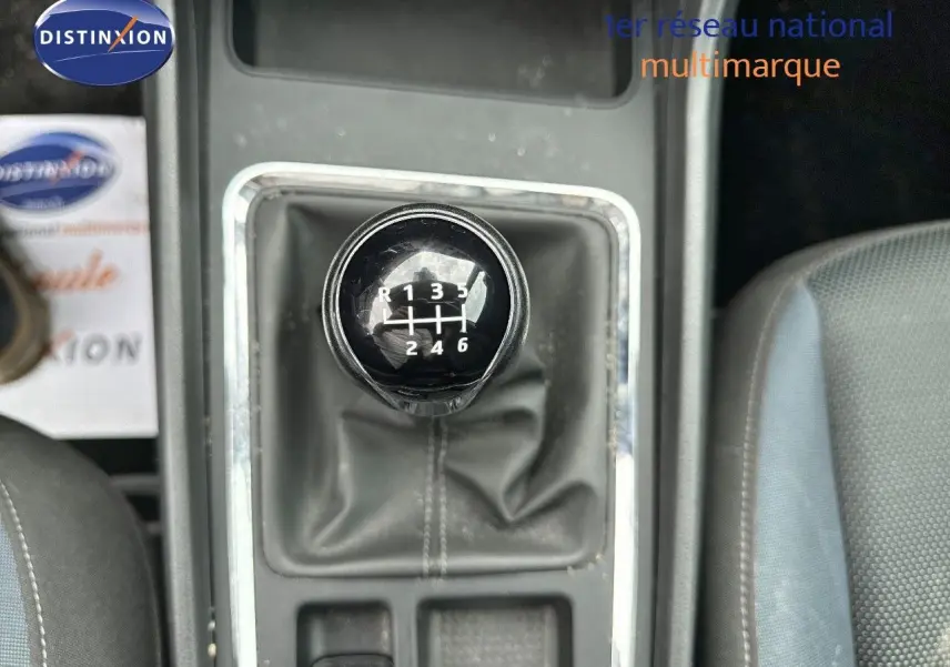 Le levier de vitesses manuel noir du SEAT Ateca blanc Nevada vu de dessus, entouré de garnitures grises.