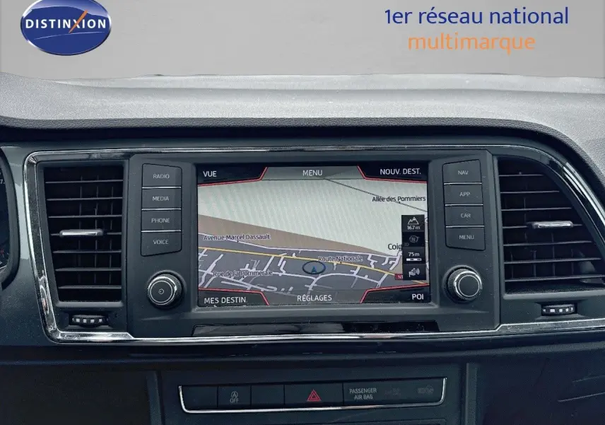 Vue rapprochée du tableau de bord du SEAT Ateca 2018 avec écran GPS et commandes intégrées.