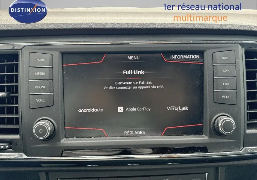 Écran tactile central du système multimédia du SEAT Ateca blanc Nevada, affichant l'interface Full Link.