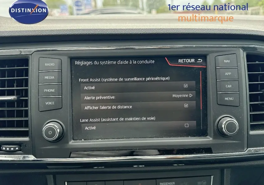 Écran central du tableau de bord du SEAT Ateca blanc Nevada 2018 montrant les réglages d'aide à la conduite