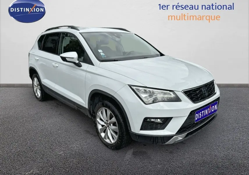 SEAT Ateca blanc Nevada vu en 3/4 avant droit, avec jantes alliage et calandre noire distinctive.