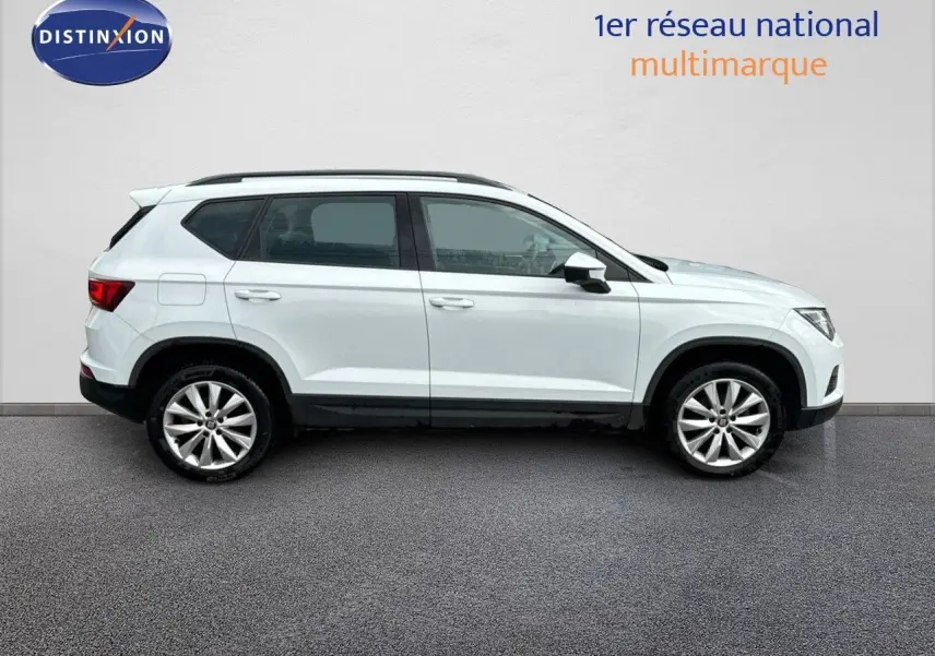 Profil droit d'un SEAT Ateca blanc Nevada 2018, SUV compact avec jantes alliage et toit noir.