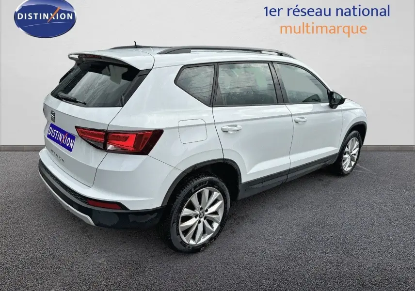 SEAT Ateca blanc Nevada vu en 3/4 arrière droit, soulignant ses feux arrière LED et ses jantes alliage.