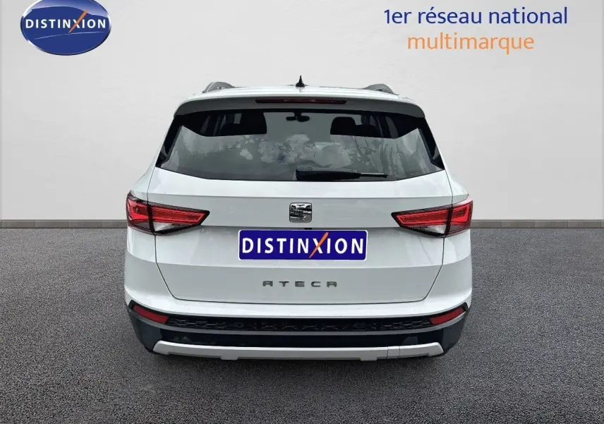 Vue arrière d'un SEAT Ateca blanc Nevada de 2018, soulignant ses feux arrière LED et son hayon fermé.