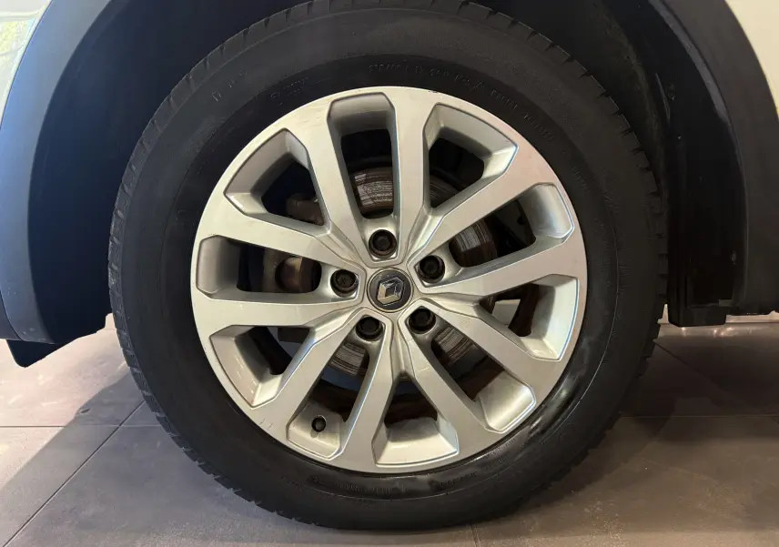 Gros plan sur la jante alliage 17 pouces du Renault Kadjar Blanc Glacier, mettant en valeur le logo Renault central.