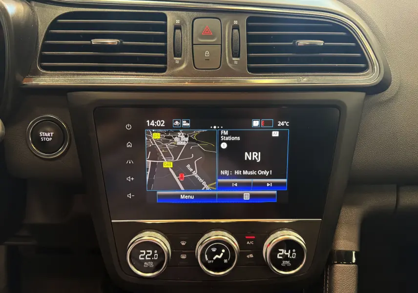 Tableau de bord du Renault Kadjar 2020 avec écran tactile affichant la radio NRJ et commandes de climatisation digitales.