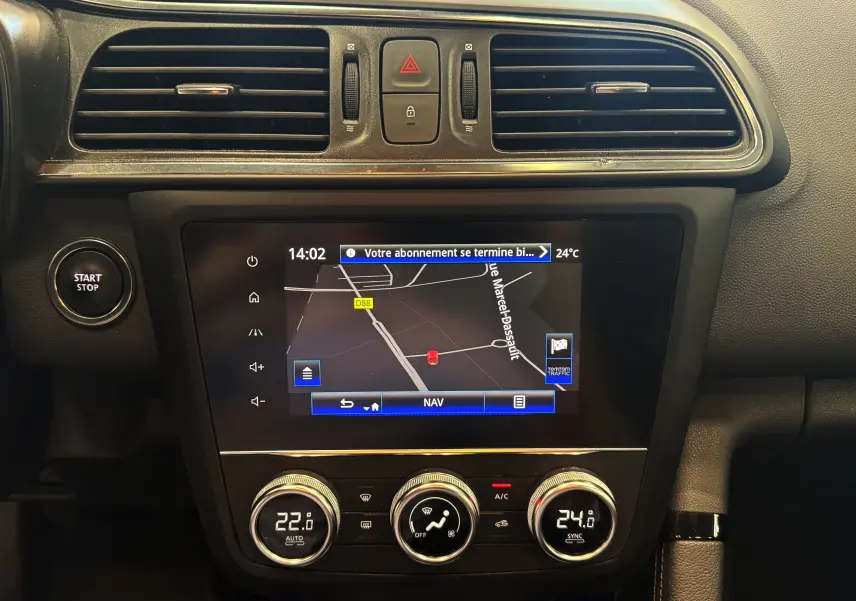 Tableau de bord du Renault Kadjar Business 2020 avec écran de navigation et commandes de climatisation digitales.