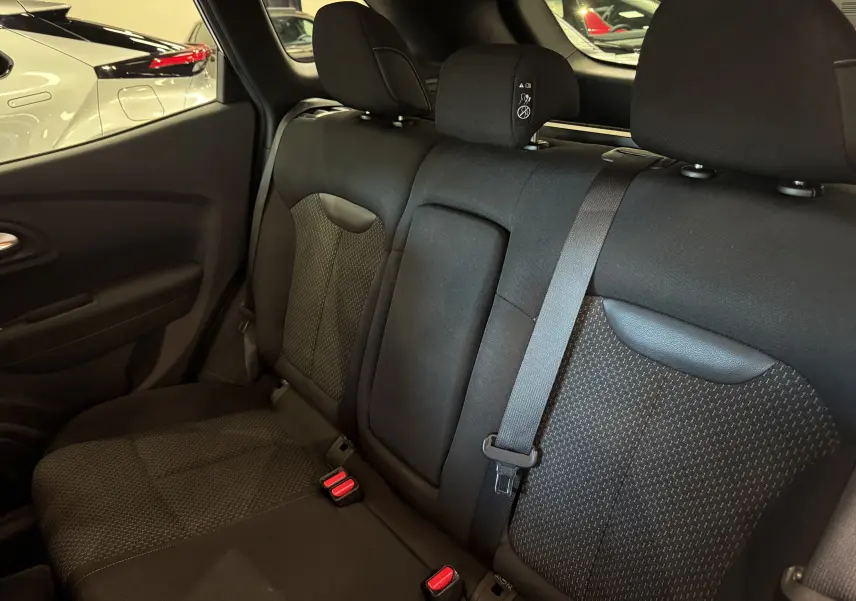 Vue intérieure sur la banquette arrière en tissu noir du Renault Kadjar 2020, avec ceintures et appuie-têtes visibles.
