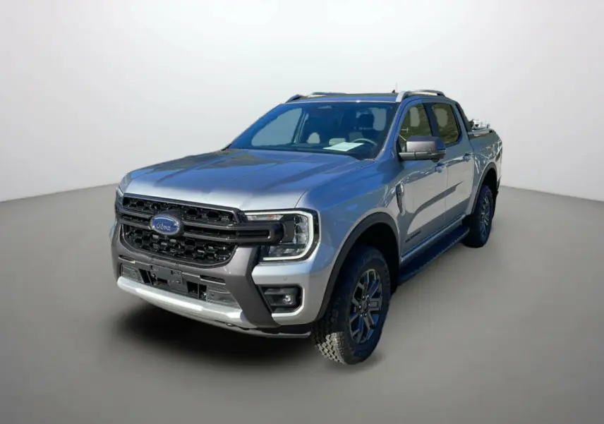 Ford Ranger 2025 gris iconic en 3/4 avant droit, avec calandre noire et jantes alliage sombres Wildtrak Plus.
