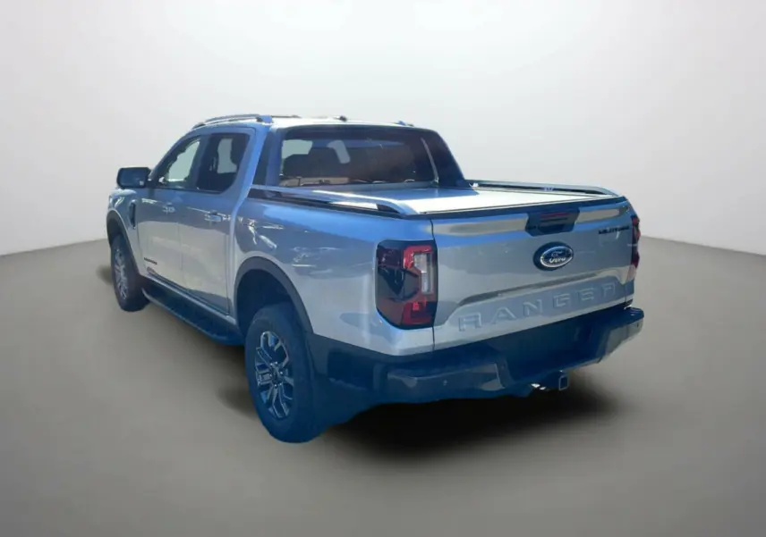 Ford Ranger 2025 gris iconic en 3/4 arrière droit, pick-up avec benne couverte et jantes spécifiques Wildtrak Plus.