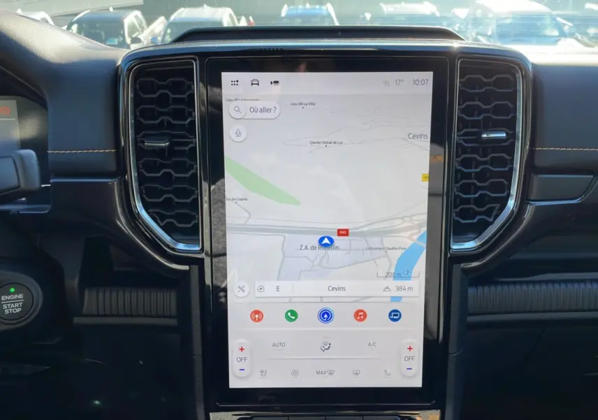 Vue intérieure du tableau de bord du Ford Ranger 2025 avec écran tactile central affichant la navigation.