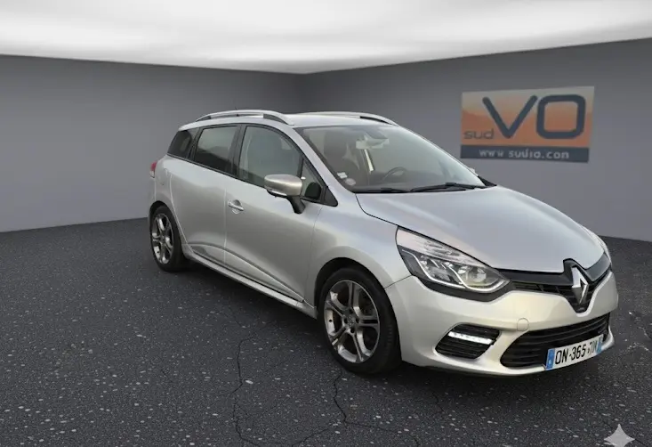 Renault Clio IV Estate TCe 120 GT gris clair vue 3/4 avant droit avec jantes alliage 17 pouces et feux diurnes LED.