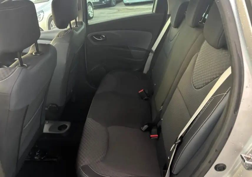 Vue intérieure côté droit des sièges arrière noirs de la Renault Clio IV Estate gris clair de 2015.