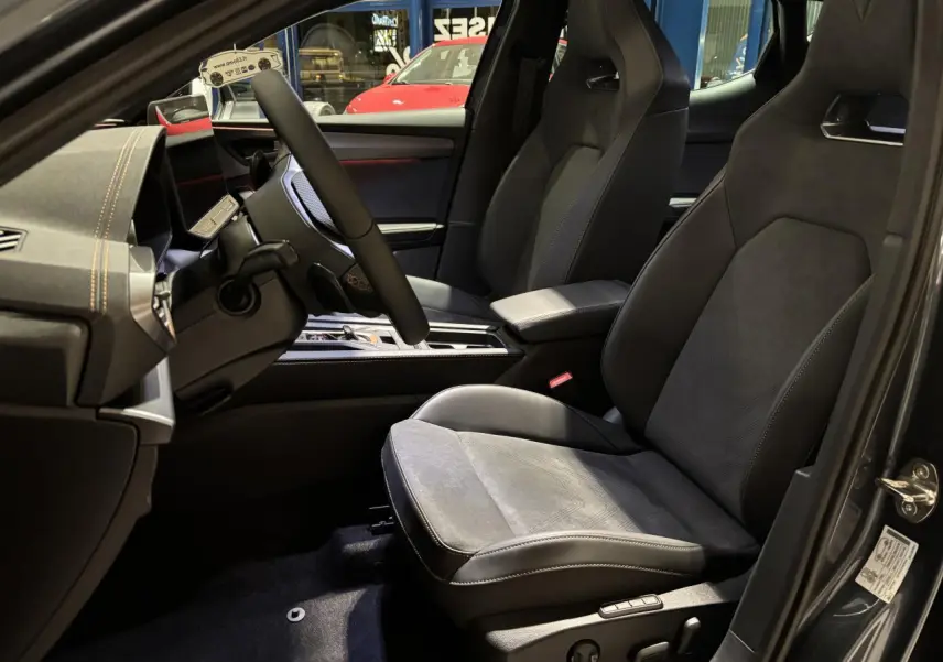 Vue intérieure côté conducteur du CUPRA Leon 2.0 TDI 2026 avec sièges baquets suédine noir et surpiqûres cuivrées.