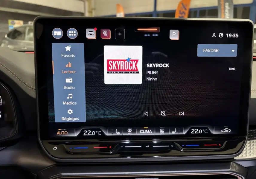 Écran tactile HD 12,9" du système multimédia CUPRA Leon 2026 affichant la radio Skyrock.