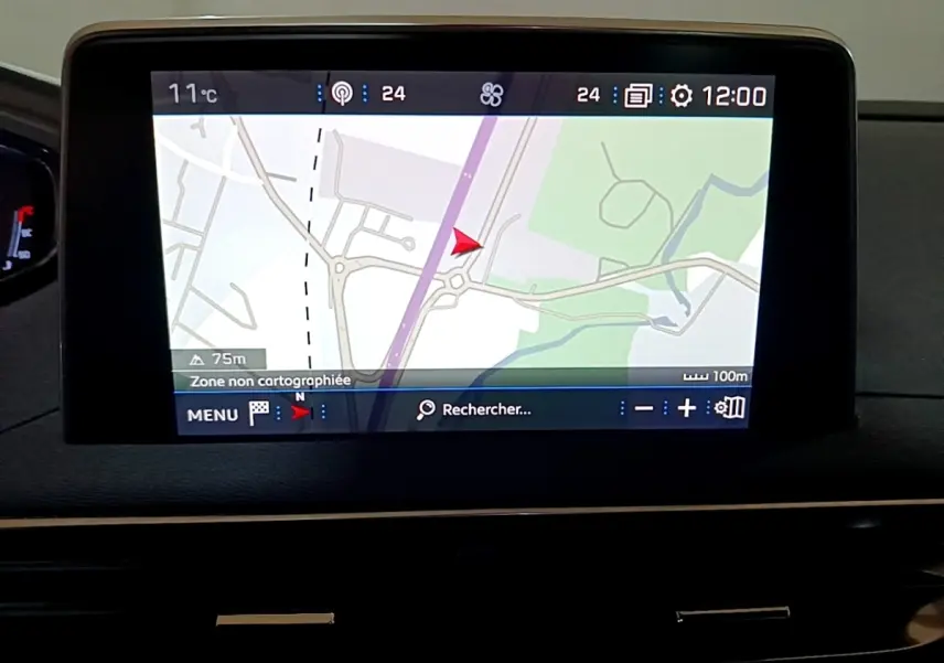 Écran tactile central affichant la navigation 3D du Peugeot 3008 GT Line gris foncé, vue intérieure rapprochée.