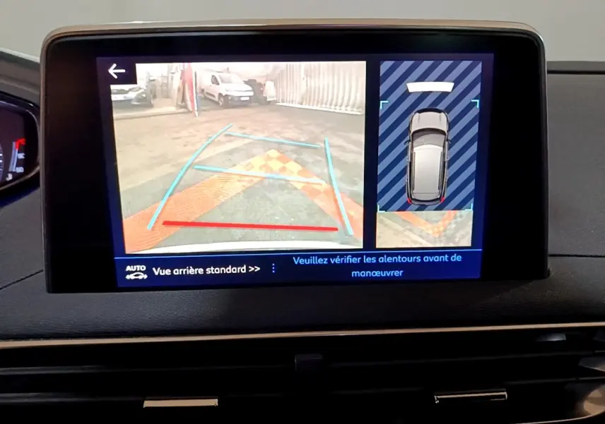 Écran tactile intérieur montrant la caméra de recul et l'aide au stationnement du Peugeot 3008 gris foncé, version GT Line.