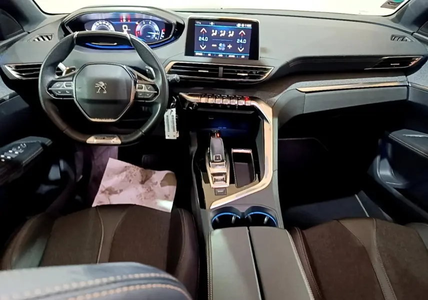 Vue intérieure avant du Peugeot 3008 GT Line 2020, volant cuir multifonctions et écran tactile central 8 pouces.