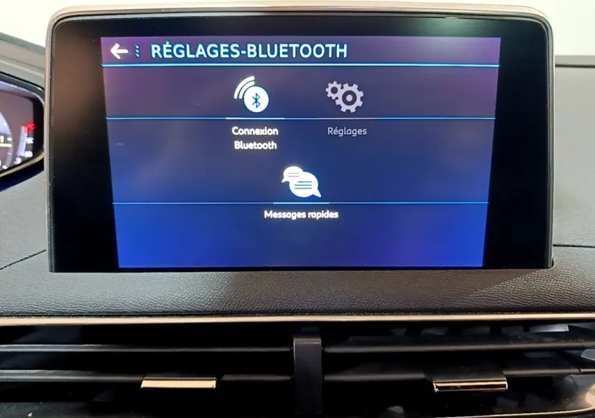 Écran tactile central du Peugeot 3008 GT Line 2020 affichant le menu réglages Bluetooth sur tableau de bord noir.