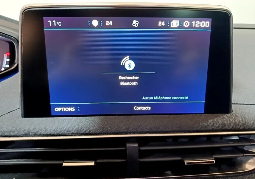 Écran tactile central affichant la recherche Bluetooth dans l’habitacle d’un Peugeot 3008 gris foncé, vue de face.