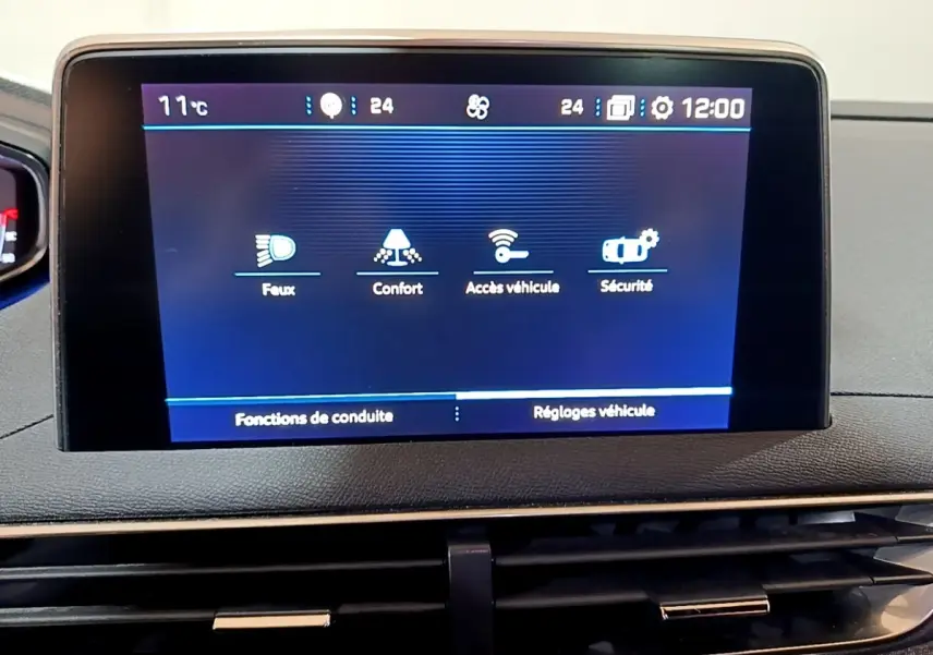 Écran tactile central affichant les réglages du véhicule dans l'habitacle du Peugeot 3008 gris foncé.