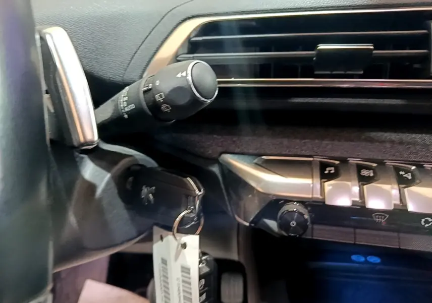 Gros plan sur le tableau de bord et la clé insérée d’un Peugeot 3008 GT Line 2020, intérieur noir.