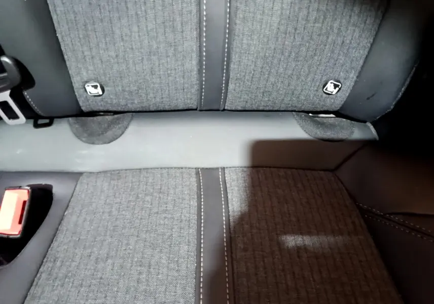 Gros plan sur la banquette arrière gris foncé du Peugeot 3008 GT Line avec fixation Isofix visible.