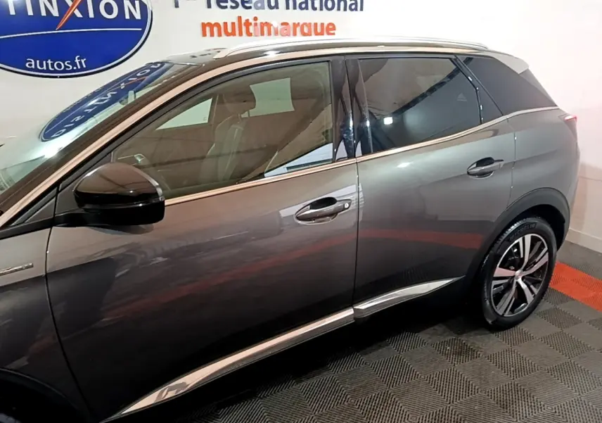 Vue latérale droite d’un Peugeot 3008 gris foncé avec jantes alliage et rétroviseur noir brillant.