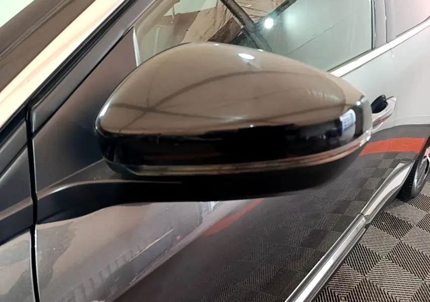 Rétroviseur côté gauche gris foncé du Peugeot 3008 GT Line 2020, avec clignotant intégré visible en gros plan.