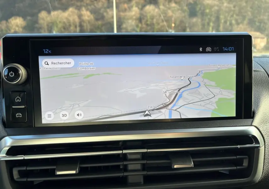 Écran tactile GPS 10 pouces du Peugeot Traveller 2025, affichant une carte de navigation en plein jour.
