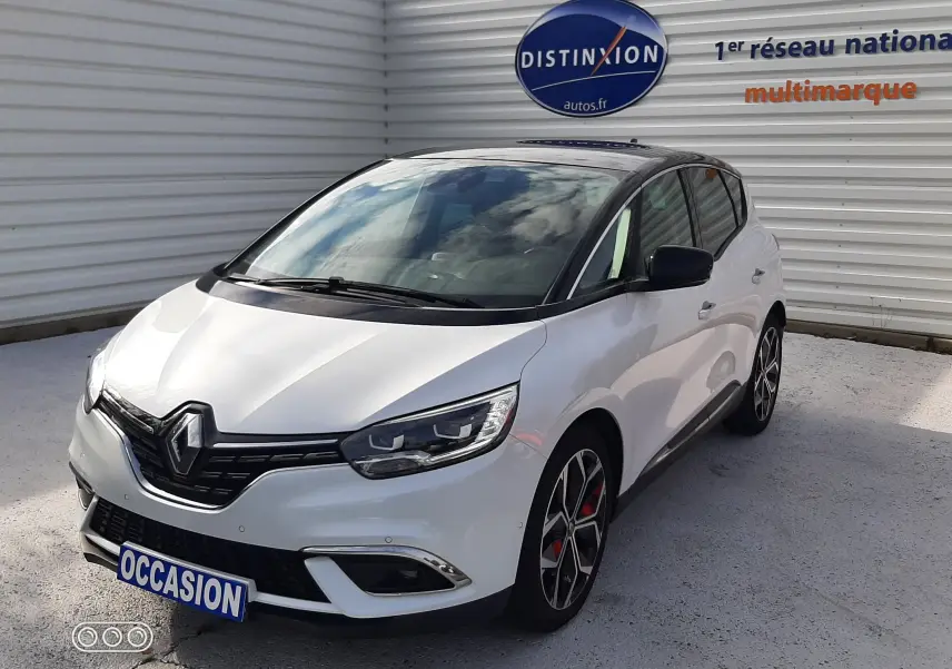Renault Scénic IV blanc nacré avec toit noir, vue 3/4 avant droit, jantes alliage et calandre noire brillante.