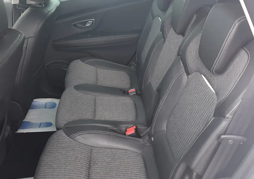 Vue latérale intérieure des sièges arrière en tissu gris et cuir noir du Renault Scenic IV 1.3 TCE 140 Intens EDC 2021.