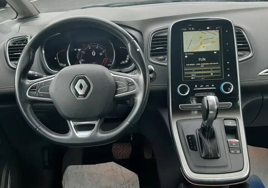 Vue intérieure du tableau de bord du Renault Scénic IV 1.3 TCE 140 Intens avec écran tactile et volant multifonction noir.